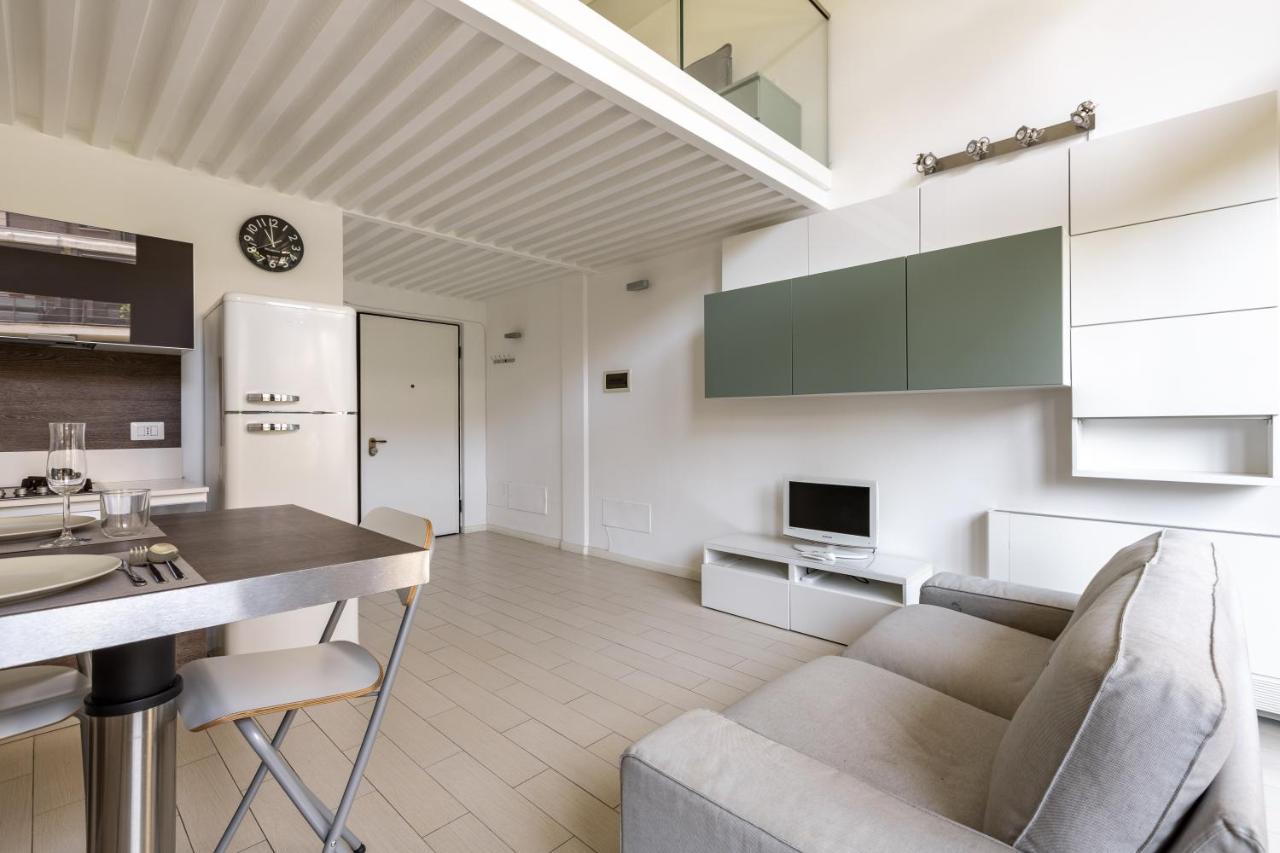 Апартаменты Elegant Loft With Balcony! Милан Экстерьер фото